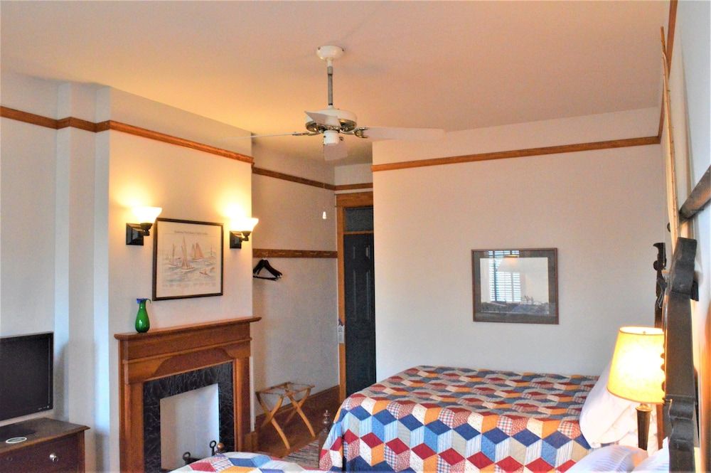 Roanoke Island Inn Classic Double Room, 2 Double Beds, Private Bathroom, Bay View 2