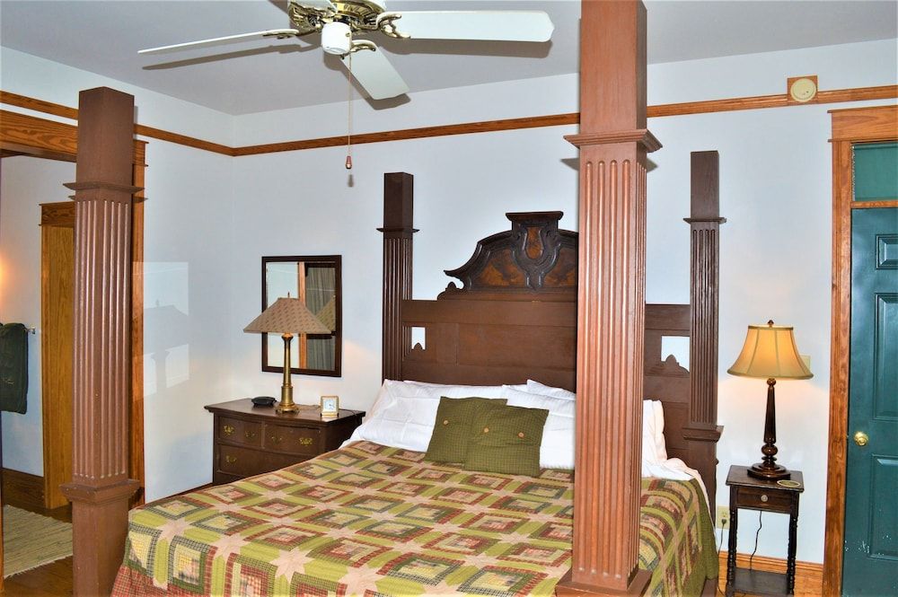 Roanoke Island Inn Traditional Single Room, 1 King Bed, Private Bathroom, Garden View 3
