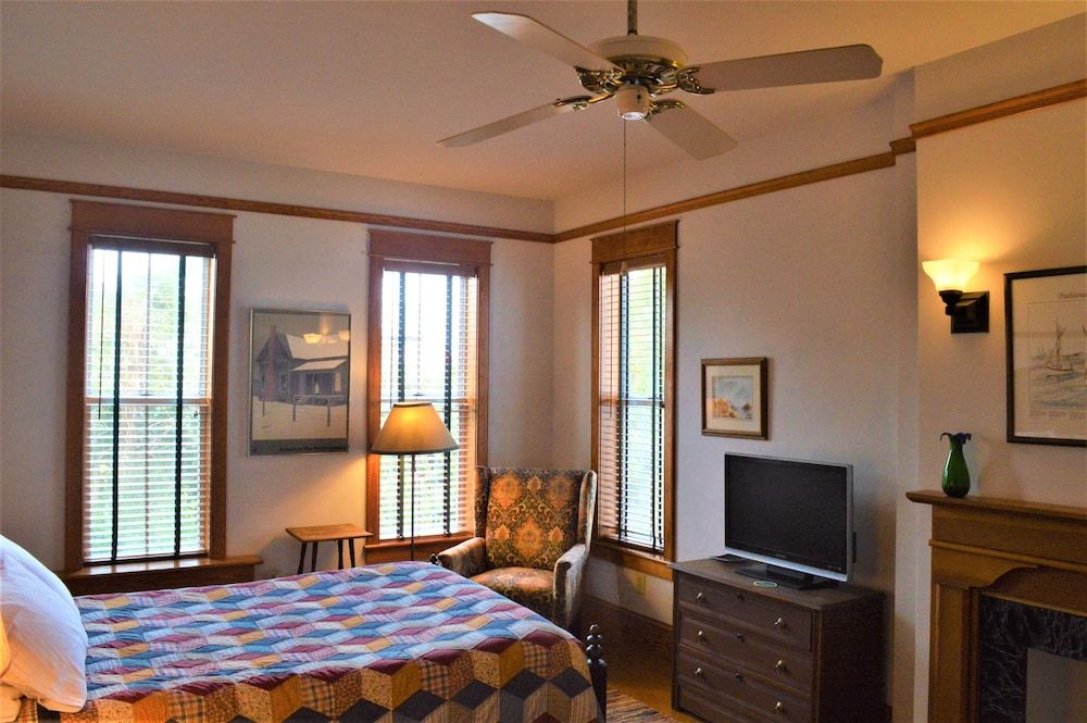 Roanoke Island Inn Classic Double Room, 2 Double Beds, Private Bathroom, Bay View