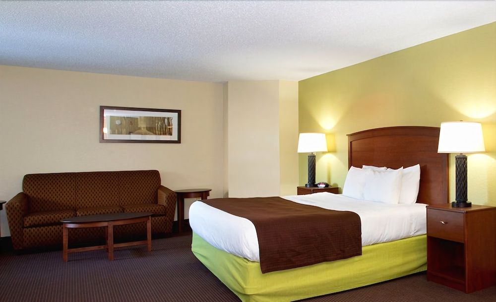 Cobblestone Hotel & Suites – Wisconsin Rapids Suite, 1 King Bed, Non Smoking 3