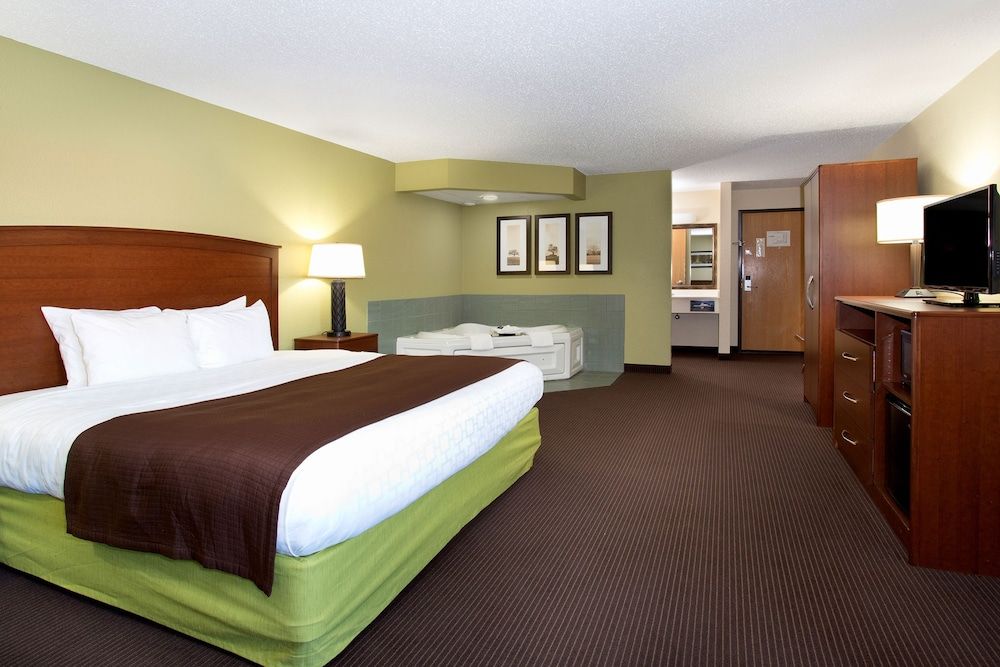 Cobblestone Hotel & Suites – Wisconsin Rapids Suite, 1 King Bed, Non Smoking 4