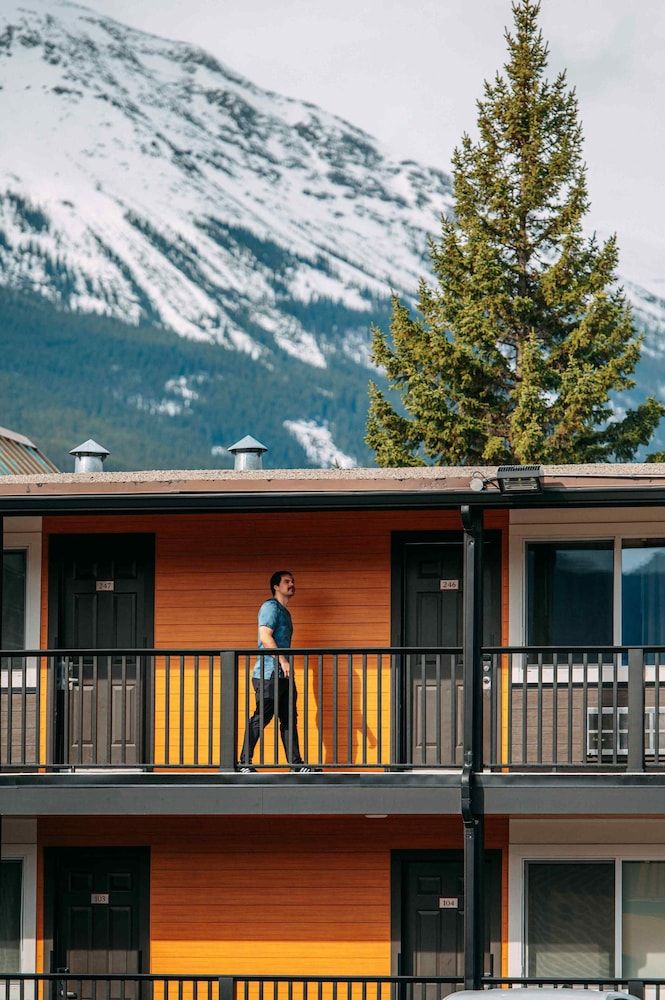 undefined Mount Robson Inn 2