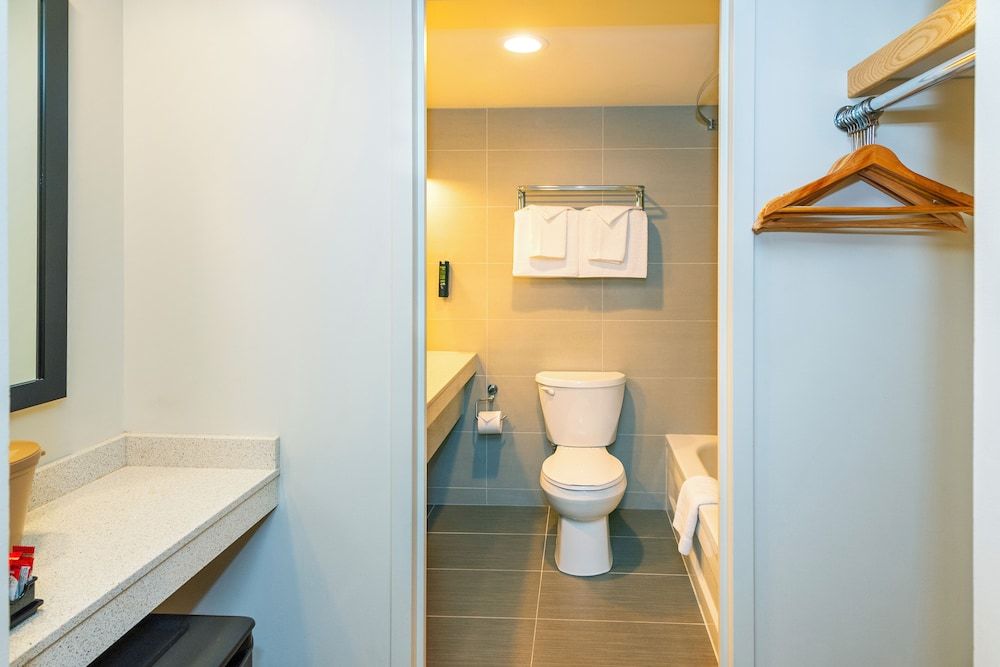 Banff Inn Deluxe Room, 2 Queen Beds 7