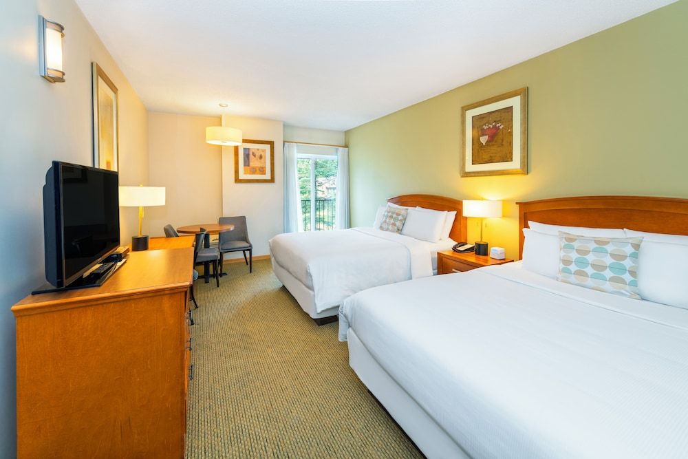 Banff Inn Deluxe Room, 2 Queen Beds 3