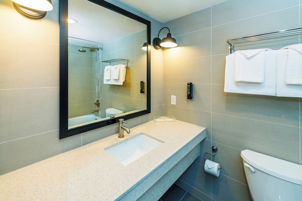 Banff Inn Deluxe Room, 2 Queen Beds 6