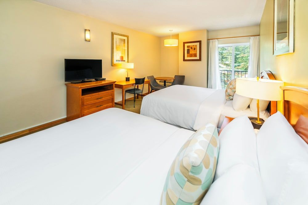 Banff Inn Deluxe Room, 2 Queen Beds 4