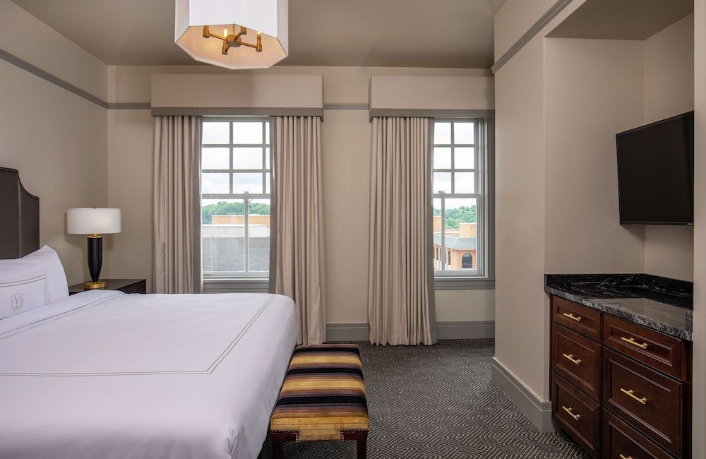 Suite, 1 King Bed, Accessible, Bathtub (Mobility & Hearing)