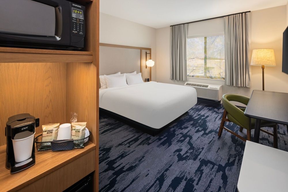 Room, 1 King Bed, Non Smoking (Mobility Accessible, Roll-in Shower)