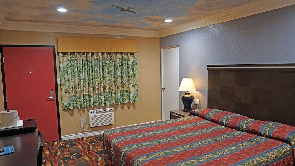 undefined Budget Inn 4