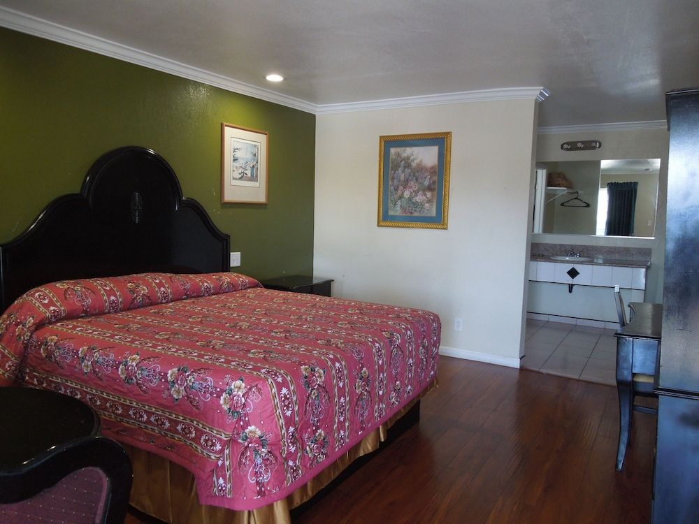 Standard Room, 1 King Bed