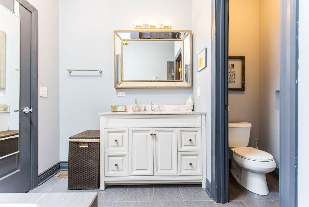 Mccormick Place Guest House Premium Room, 1 King Bed, Shared Bathroom 5