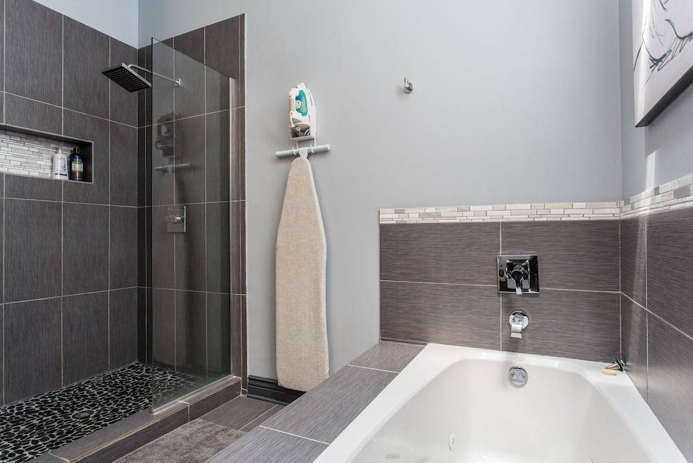 Mccormick Place Guest House Premium Room, 1 King Bed, Shared Bathroom 4