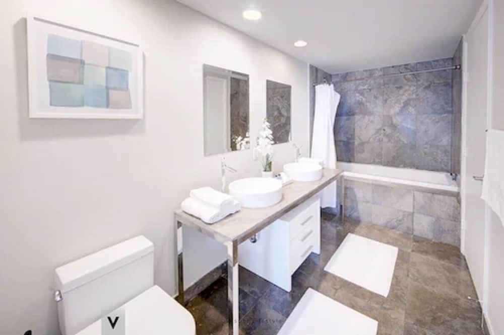 ICON Brickell Suites by Vesper Superior Condo, Non Smoking, Ocean View 16