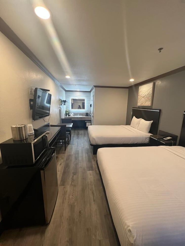 Basic Room, 2 Queen Beds, Accessible