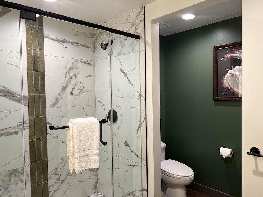 Cherokee Casino & Hotel West Siloam Springs Deluxe Room, 1 King Bed (Deluxe King) 3