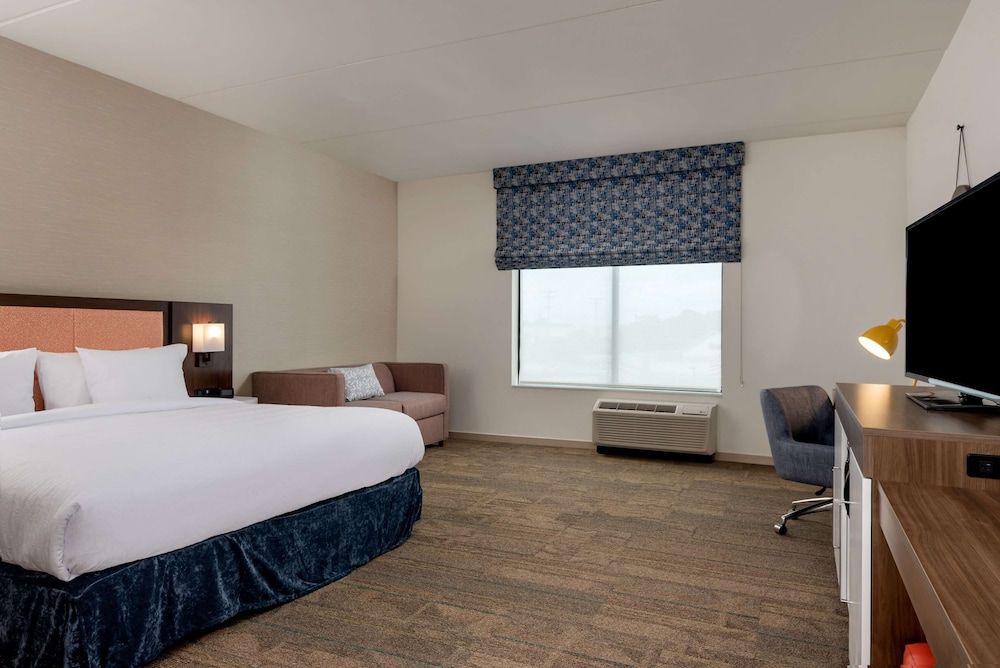 Room, 1 King Bed, Accessible (Hearing, Roll-in Shower)