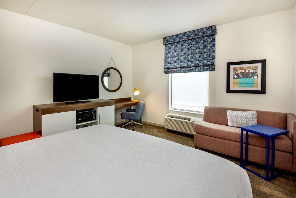 Room, 1 King Bed, Accessible (Hearing, Roll-in Shower)