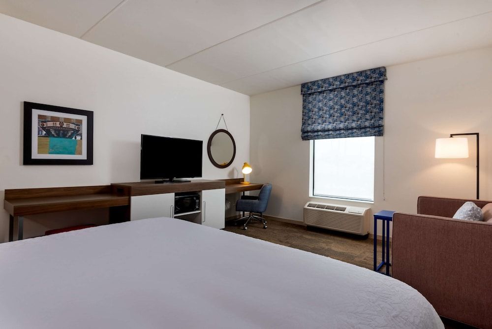 Room, 1 King Bed, Refrigerator