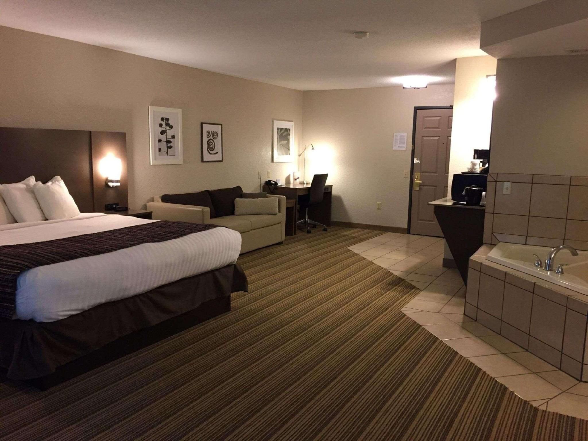 Country Inn & Suites by Radisson, Platteville, WI 1 King Bed, Suite, Nonsmoking 2