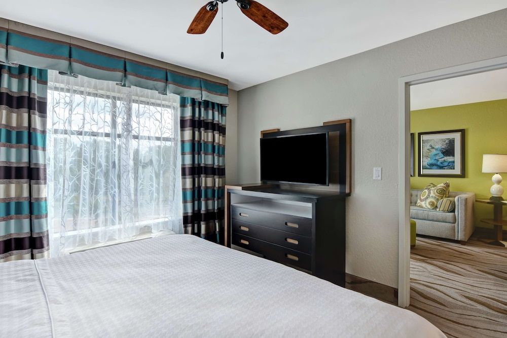 Suite, 1 King Bed, Accessible (Hearing)