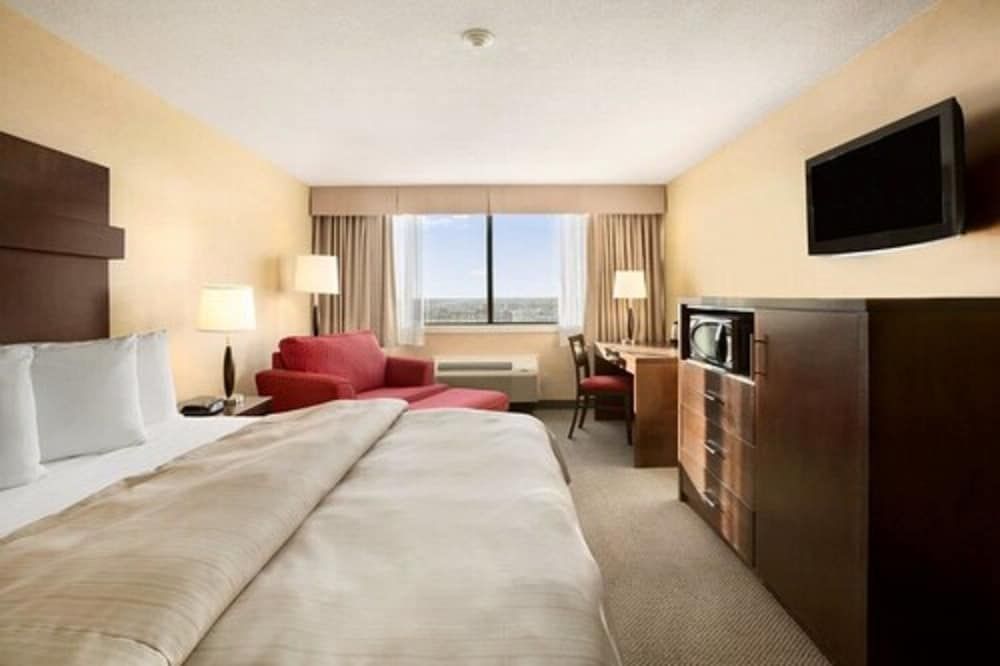 The Senator Hotel & Conference Centre Timmins Deluxe Room, 1 King Bed