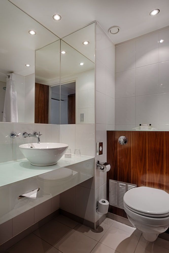 Holiday Inn London Camden Lock by IHG Standard Room, 1 Queen Bed 3