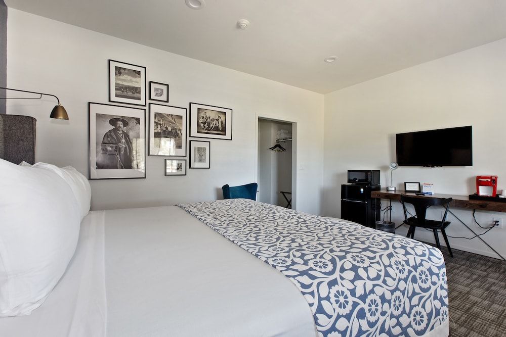 Sideways Inn Premium Room, 1 King Bed, Second Floor 4