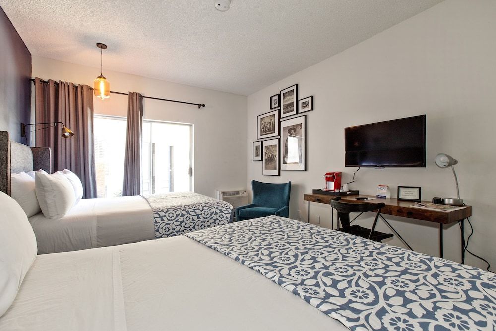 Sideways Inn Superior Room, 2 Queen Beds, Patio or Balcony, Pool view 5