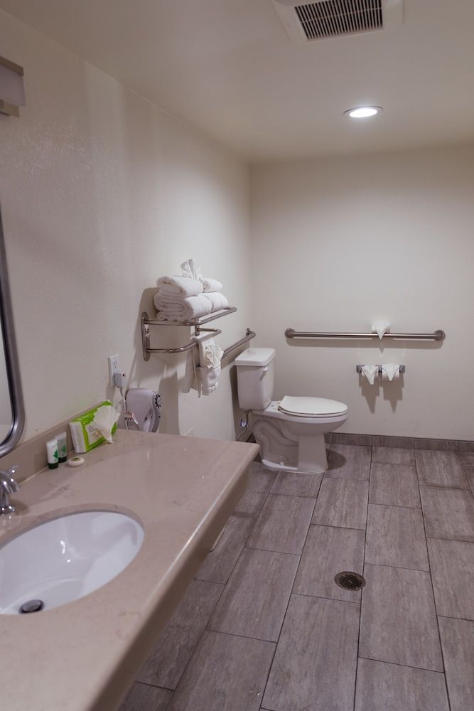 Cozy Inn Comfort Room, 2 Queen Beds, Accessible 3