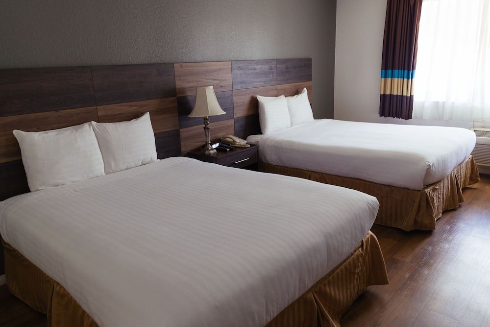 Cozy Inn Comfort Room, 2 Queen Beds, Accessible 7