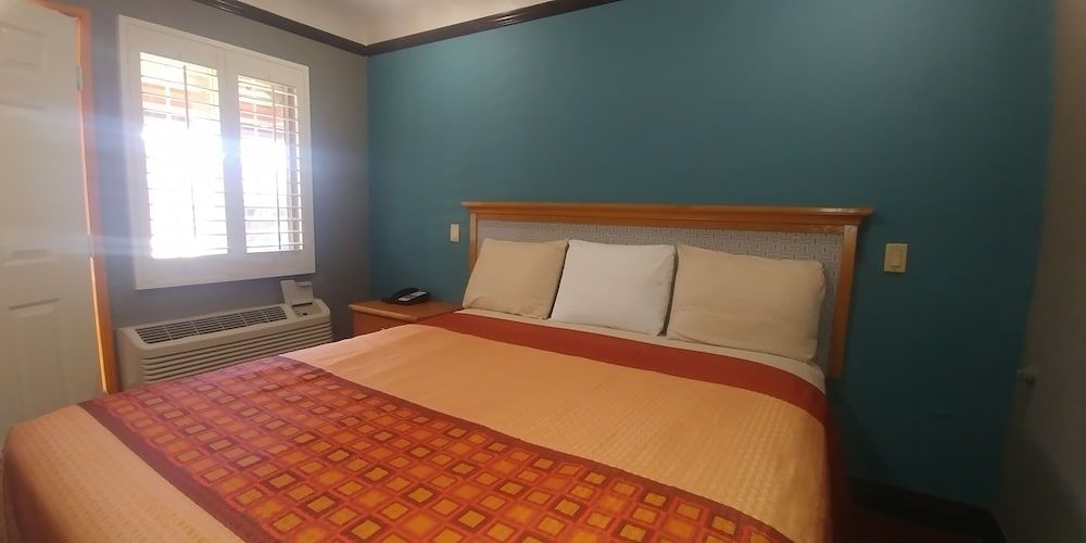 Basic Room, 1 Queen Bed, Smoking