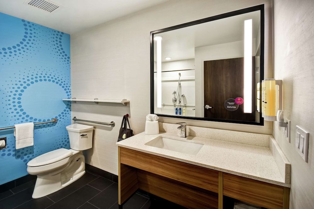 Room, 2 Queen Beds, Accessible (Roll-In Shower)
