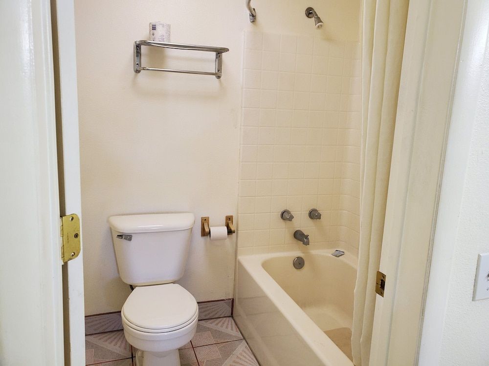 night Inn Business Suite, 1 King Bed 3