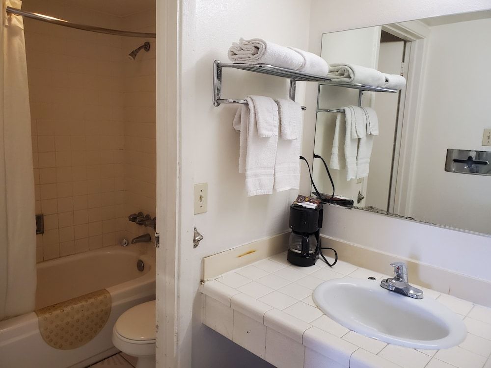 night Inn Basic Room, 2 Queen Beds 5