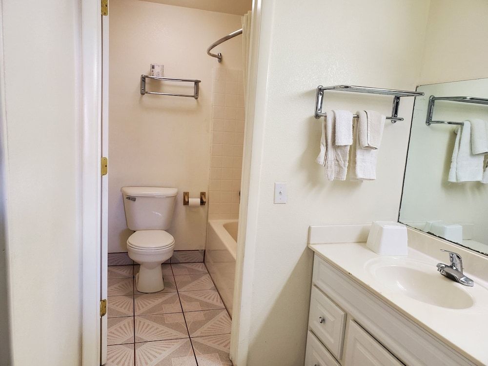 night Inn Business Suite, 1 King Bed 4