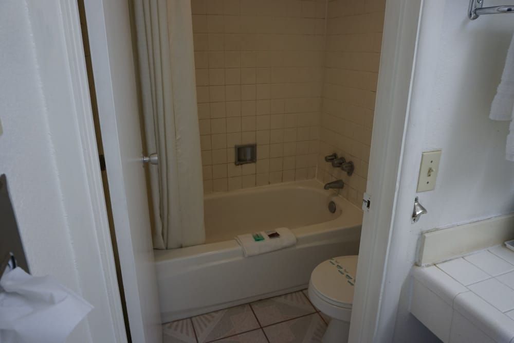 night Inn Basic Room, 2 Queen Beds 6