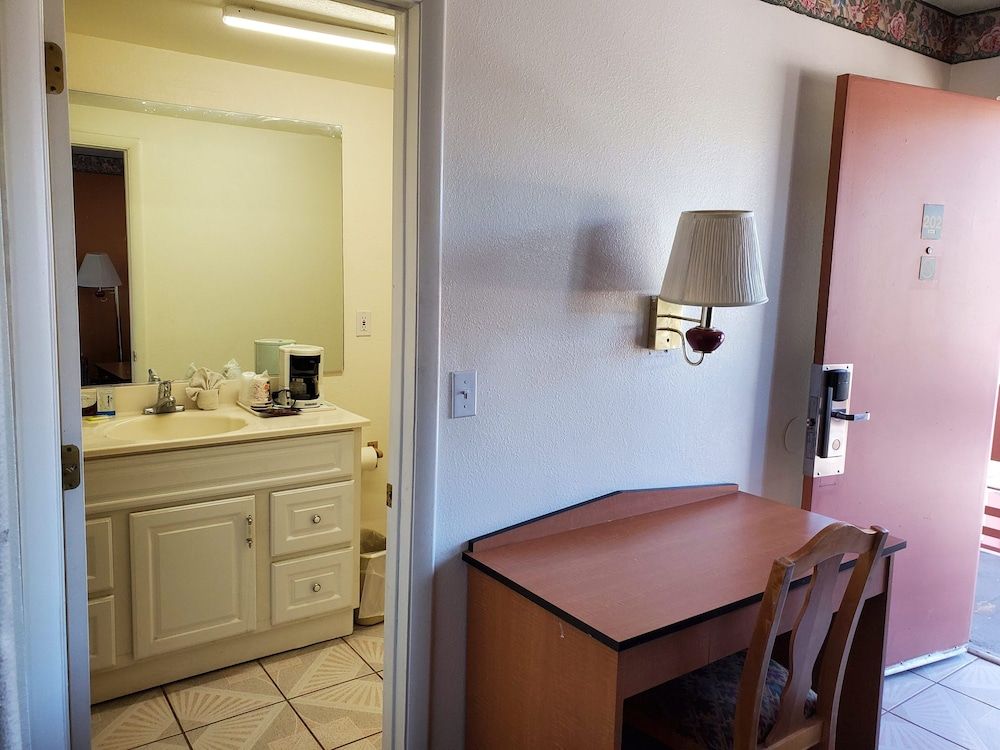 night Inn Business Suite, 2 Queen Beds, Mountain View 7