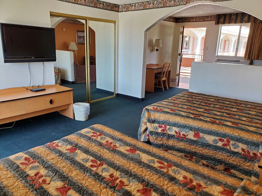 night Inn Business Suite, 2 Queen Beds, Mountain View 2