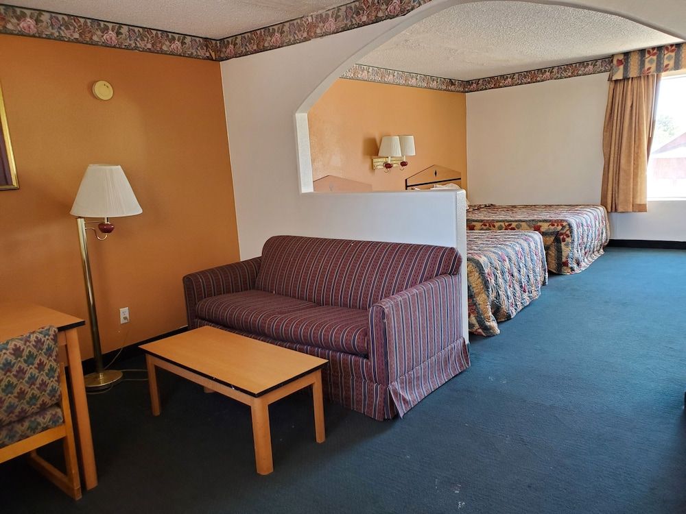 night Inn Business Suite, 2 Queen Beds, Mountain View 3