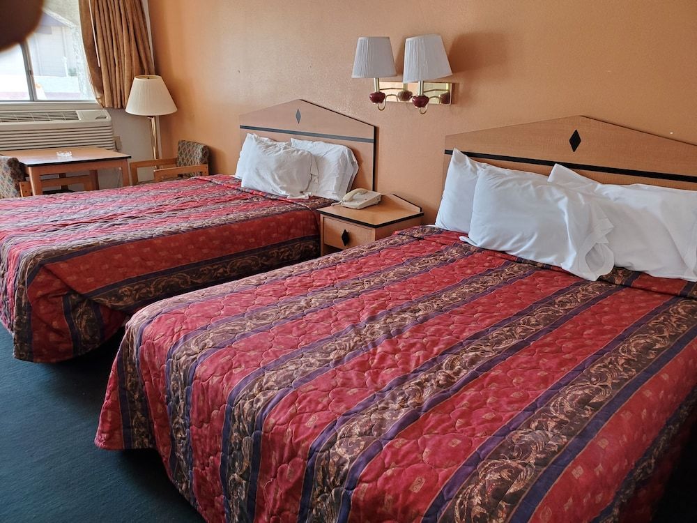 night Inn Basic Room, 2 Queen Beds 4