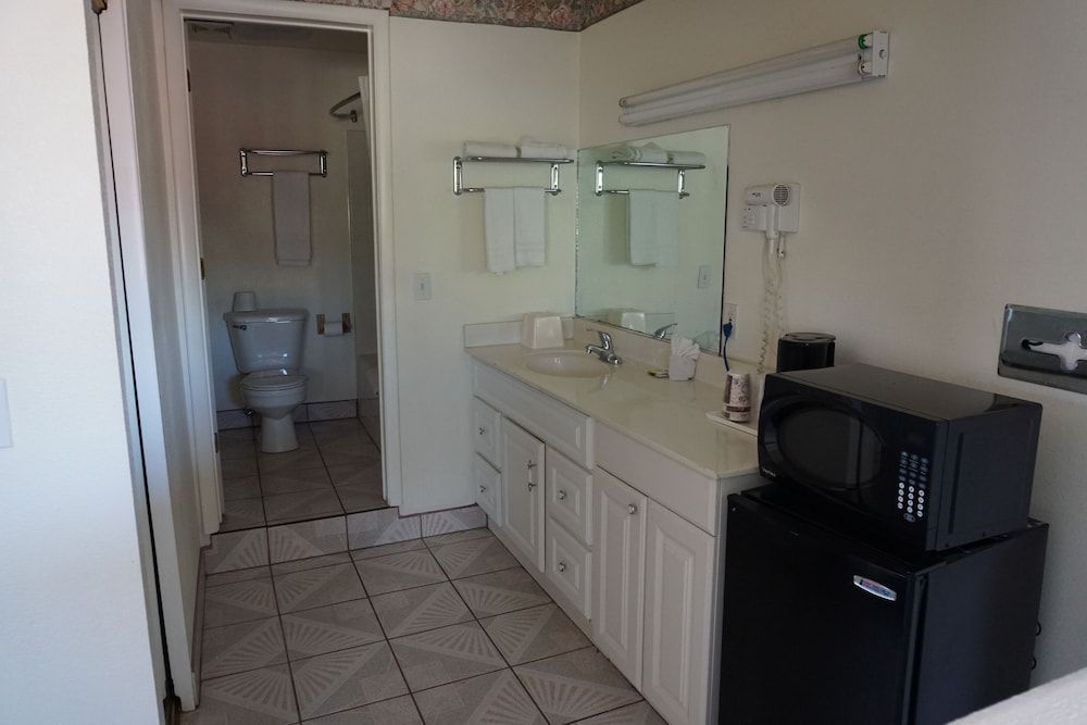 night Inn Business Suite, 1 King Bed 2