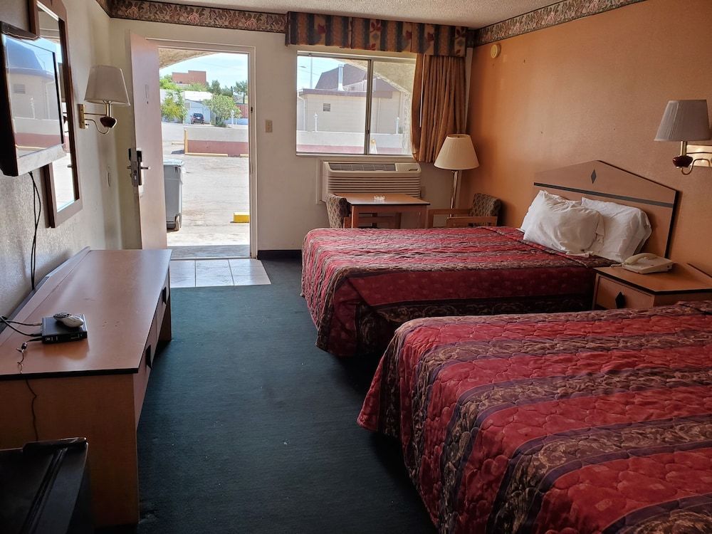 night Inn Basic Room, 2 Queen Beds 3