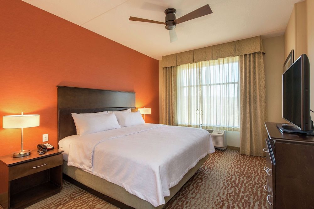 Suite, 1 King Bed, Accessible, Bathtub