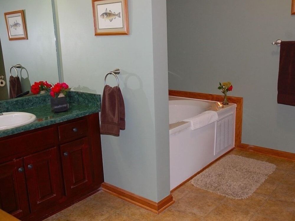 Long Mountain Lodge Standard Double Room, Ensuite (Whissenhunt Mountain Ste) 3