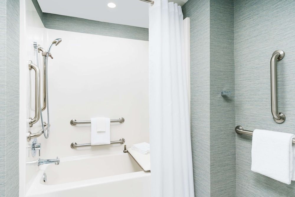 Studio, 1 King Bed, Accessible, City View (Bathtub)