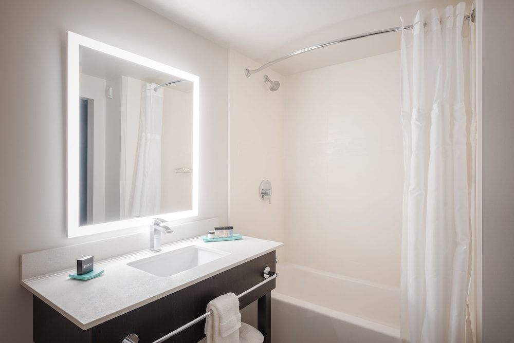 Hotel Interurban Seattle Airport SeaTac ADA Accessible Classic Queen Queen, Tub 4