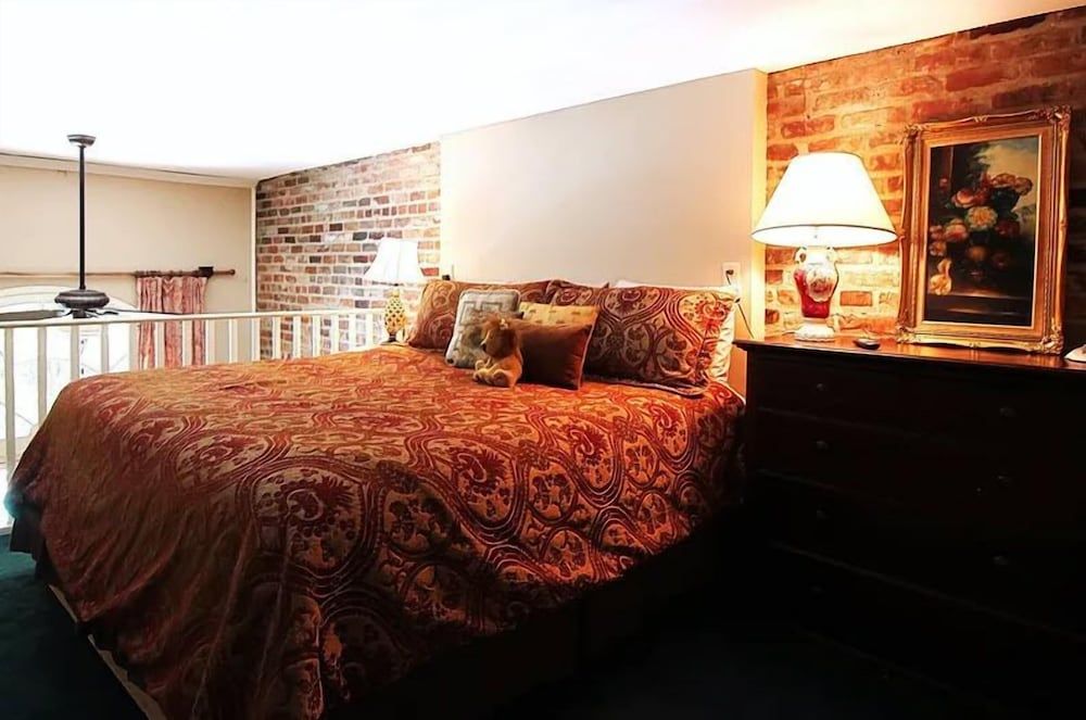 Junior Studio Suite, 1 King Bed, Courtyard View
