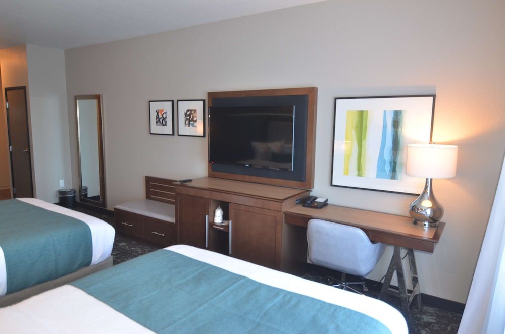 Best Western Premier Ankeny Hotel Standard Room, 2 Queen Beds, Non Smoking, Refrigerator & Microwave 4
