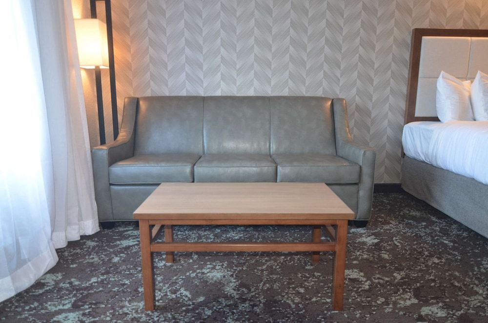 Best Western Premier Ankeny Hotel Standard Room, 2 Queen Beds, Non Smoking, Refrigerator & Microwave (Larger Room;with Sofabed) 4