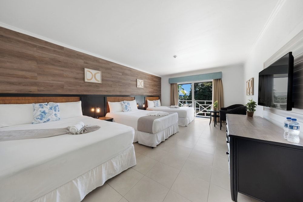 Family Room (No access to the saltwater pool)